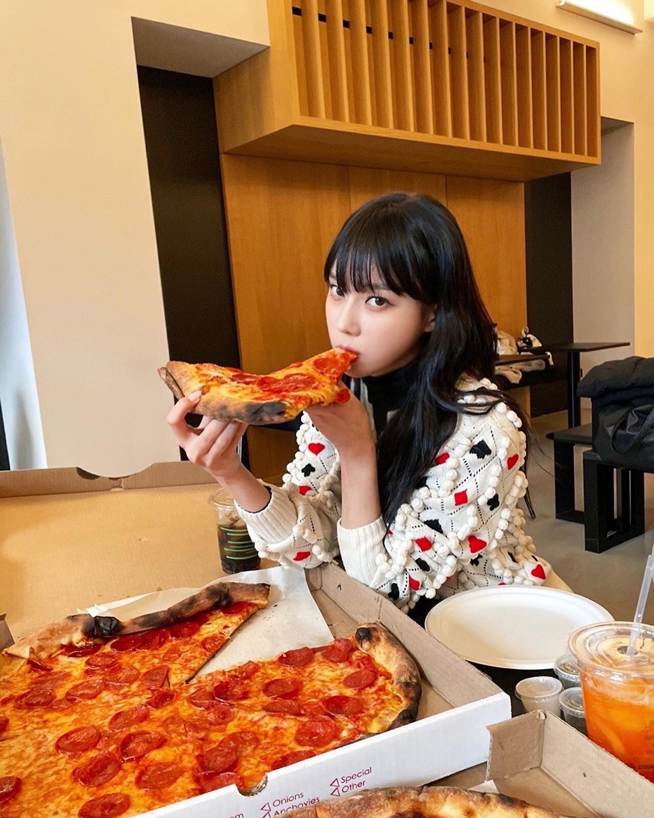 에스파 윈터 피자 먹방 셀카 민정이 귀여운 짤방 예쁜 aespa
