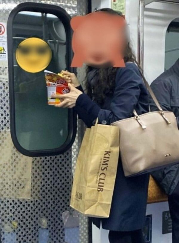 컵라면 지하철 먹는 여자 섭취 라면 점심 라면녀 라면먹방 컵라면녀 빌런
