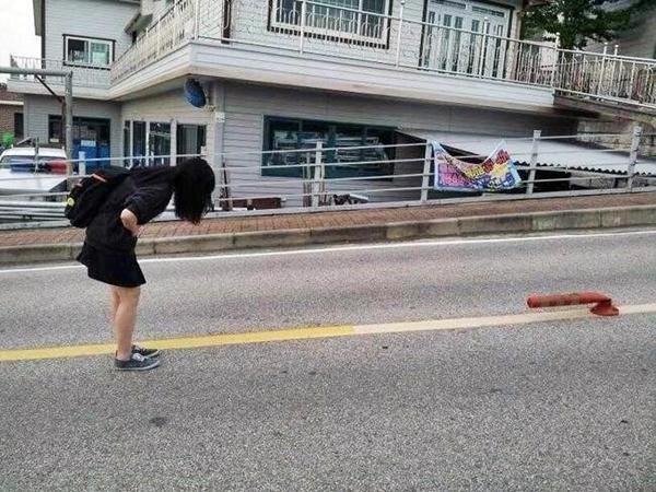 사과 여고생 인사 꾸뻑 미안 안녕하세요 도로