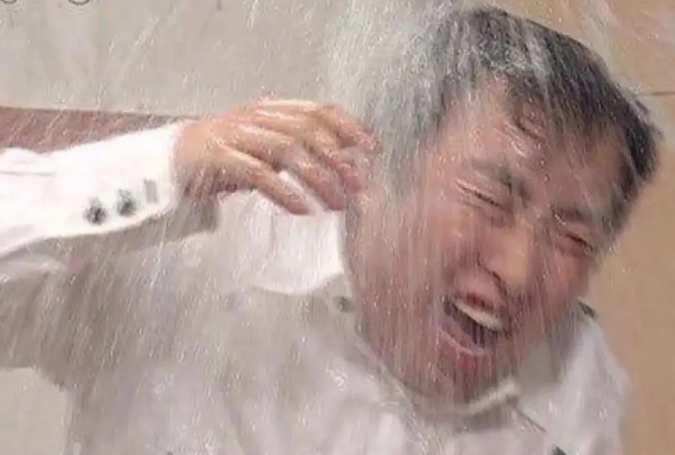물벼락 좌절 우는 남자