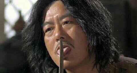 추노 거지 성동일 천지호 웃음 비열 노비 사냥꾼 칼 단검 혓바닥 협박 칼끝 칼날
