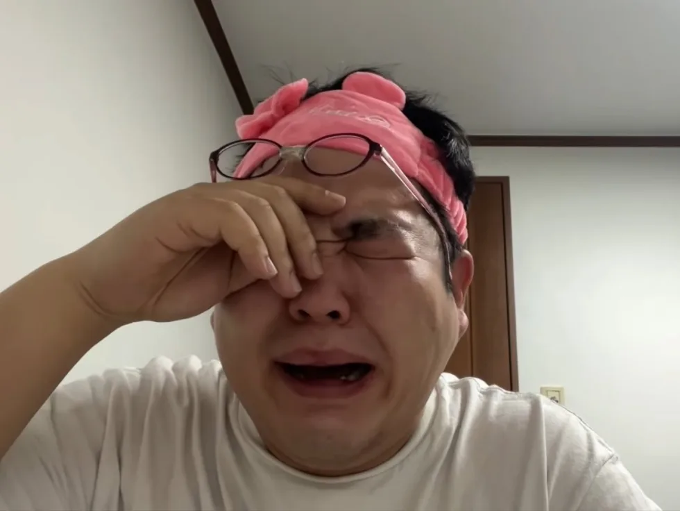 지침 피곤 눈비비기 무기력 남자
