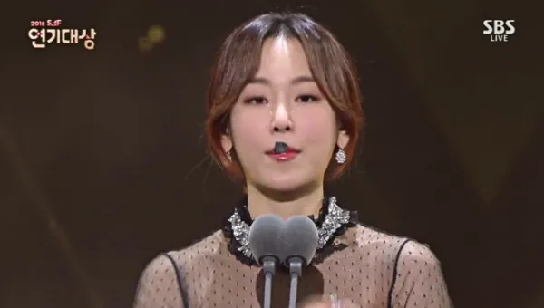 서현진 포착 콧수염 근데이쁨 시상식