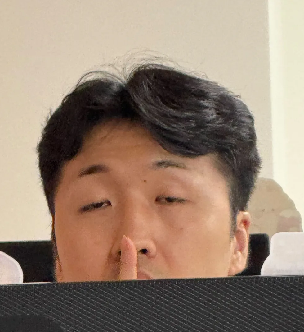 염동훈쉿 염동훈 조용히 비밀 침묵 빼꼼 게슴츠레 몽롱 웃긴짤