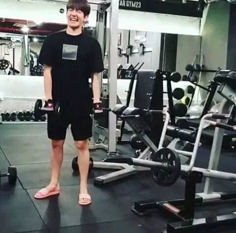 방탄소년단 정국 헬스 덤벨 운동 고통 괴로움 슬리퍼 웃긴