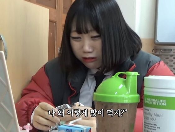 다이어트 나 왜 이렇게 많이 먹지 음식 먹을거 못참는 여자