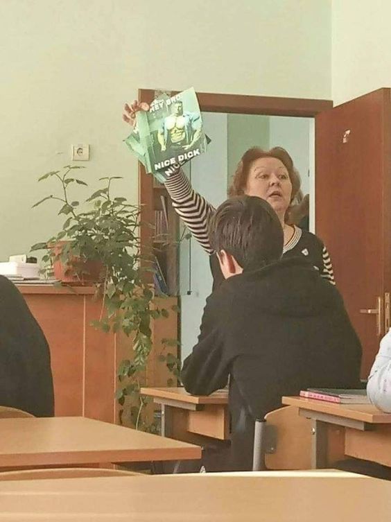 학교 교실 선생님 학생 나와 이거본놈 누구꺼 잡지 나와라