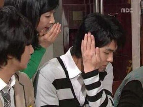 무시 귓속말 귀막 귀막는모습 하이킥 시트콤 안들려 실없는 얘기 개무시 귀에 피나는 귀에피나