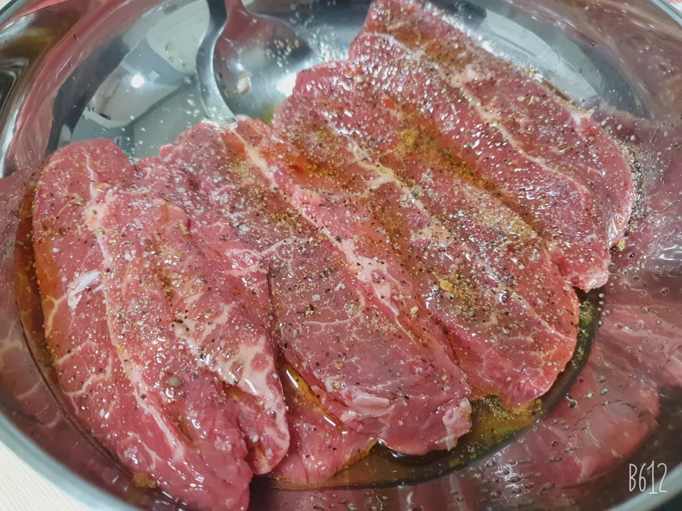 ㄷㄷ 소고기 스테이크 시즈닝 마리네이드 위꼴 야식 배고픔 고기 요리 맛있겠다