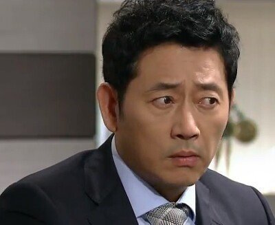 의심의 눈초리로 바라보는 전광렬