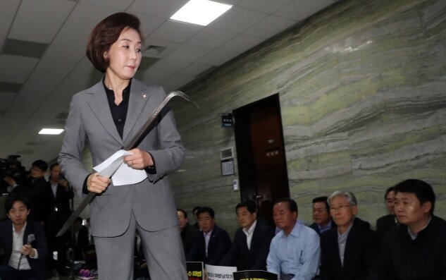 출동하기 직전 연장 확인하는 빠루 여신 나경원