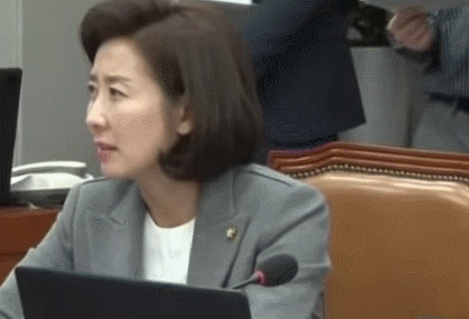 한심하다는듯 한 표정을 짓는 나경원